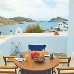 3 Bedroom Awesome In Pánormos